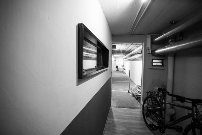 Photo en noir et blanc présentant les couloirs du Local P.